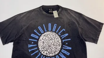 SAINT Mxxxxxx IDEOLOGICAL SS TEE/BLK Peace and anti-war crack pattern tee, washed black S-XL, look for the cylindrical fabric without side seams, the open width is almost meaningless Asut ready-made garments dyed, the whole piece is sprayed with horse-hair spray, and then sprayed again to fade, the collar and cuffs are frayed, many places are broken, oversized printing position, genuine level restoration, complete accessories, with little angel anti-counterfeiting label